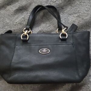 Coach Black Shoulder Bag with Sleek Design